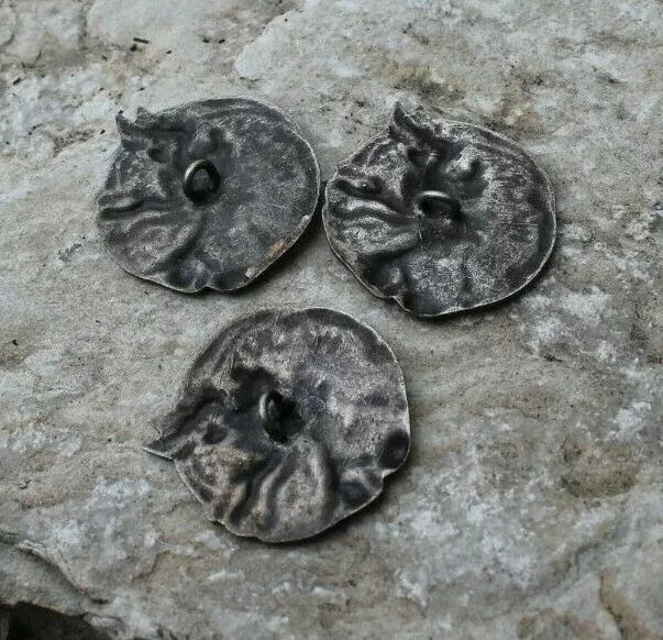 3 très ancien bouton en métal argenté  walkyrie divinité guerrière 2