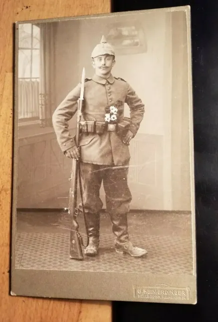Soldat in Uniform Gewehr Ausrüstung Helm Stiefel - Regiment 131 ? KAB Heilbronn