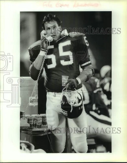 1992 Press Photo New York Giants football player Gary Reasons on telephone