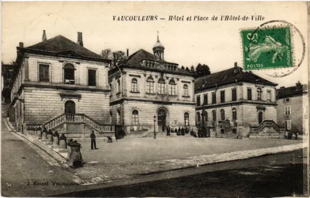 CPA VAUCOULEURS - Hotel et Place de l'Hotel-de-VILLE (631153)