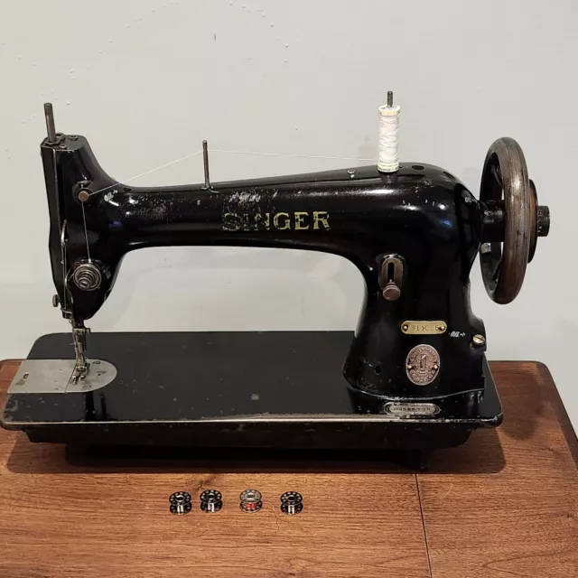 1920 Singer Industrial Sewing Machine 31-15 "Fully Tested" Antique Sews A1