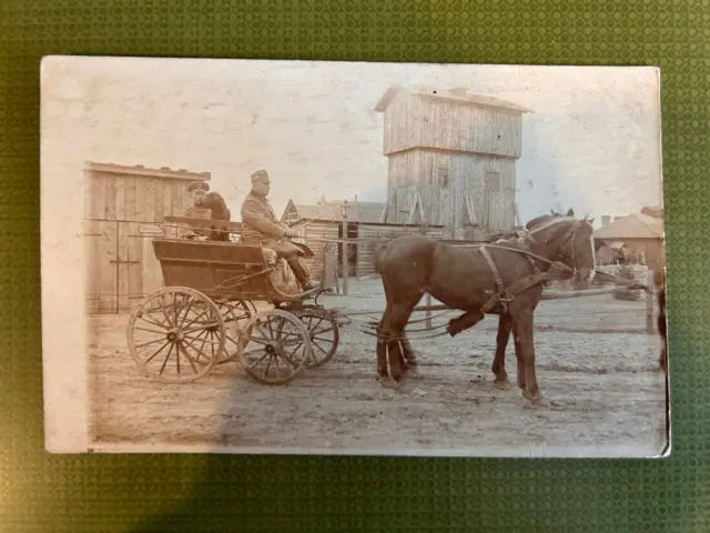 Foto Ak Männer in Uniform , Pferd mit Kutsche, Hund ( 2423)