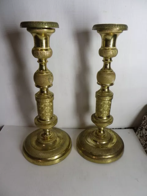 ancienne paire de chandeliers en bronze doré à refaire briller à des endroits