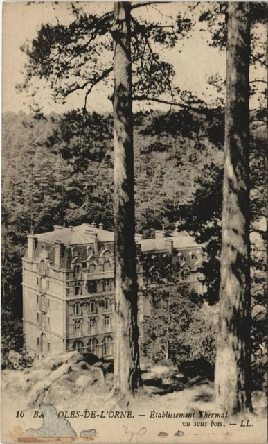 CPA BAGNOLES-de-l'ORNE-Établissement Thermal vu sous bois (29863)
