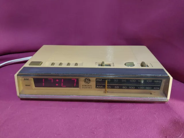 General Electric GE EA7-4624WHB Digital Clock Radio FM/AM - Vintage Working