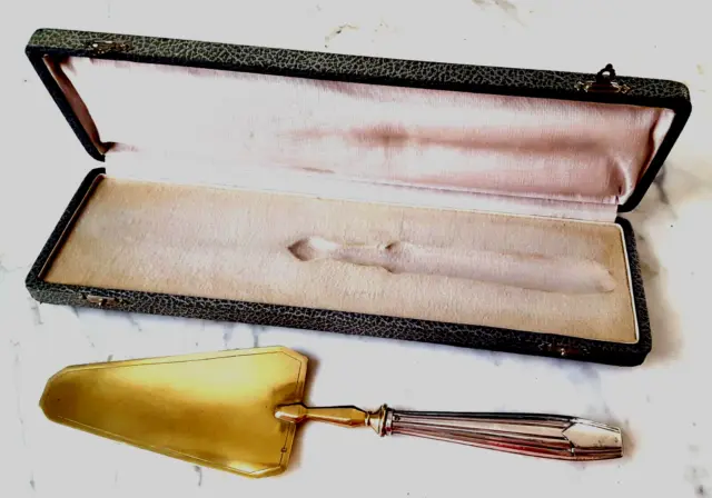 LAGUIOLE Couteau Laguiole Damas manche en bois de noyer 1er choix, LAGUIOLE,  le vrai couteau collection fait main artisanal, fabrication française à  l'ancienne. Lg 21.5cm. Livré avec certificat d'authenticité numéroté.  Chaque modèle
