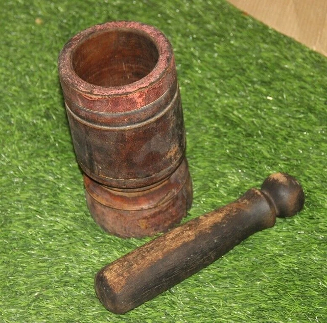 Smerigliatrice manuale con pestello e mortale in legno vintage fatta a...