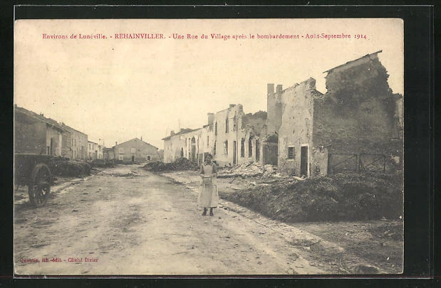CPA Rehainviller, Une Rue du Village apres le bombardement 1914