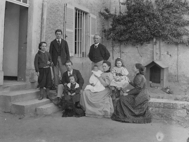 Ancien négatif photo sur plaque de verre - Famille dans une cour - 18 x 13