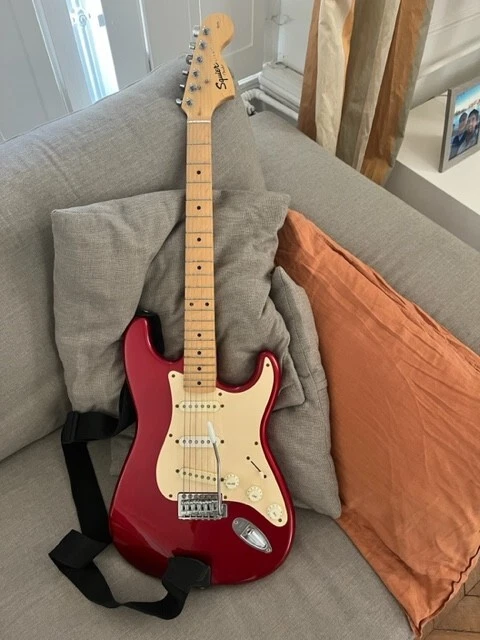 Guitare electriique FENDER SQUIER STRAT, etat neuf.