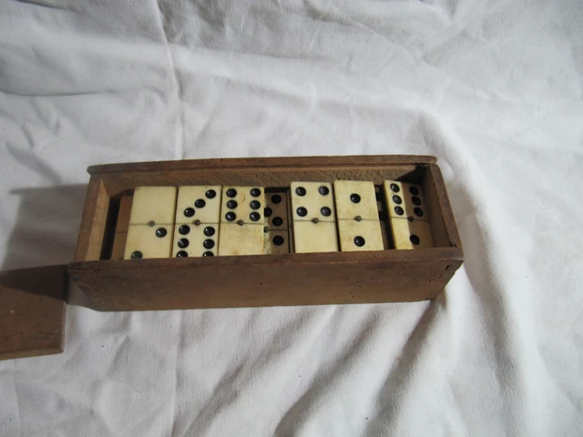 ANCIENNE BOITE SCULPTÉE avec jeu domino complet ebene os EUR 40,00