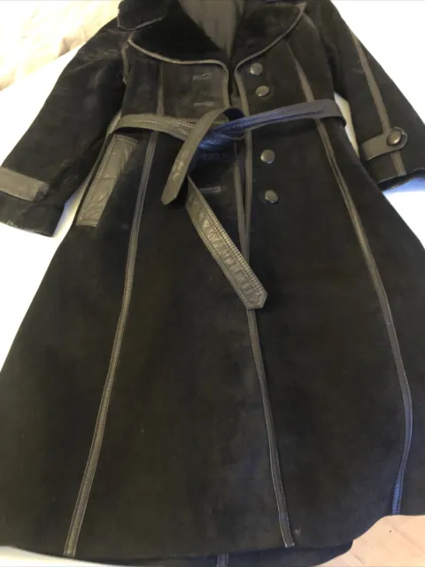 Schwarzer Ledermantel mit echtem Pelzkragen , eine Kombi aus Velours/Glattleder