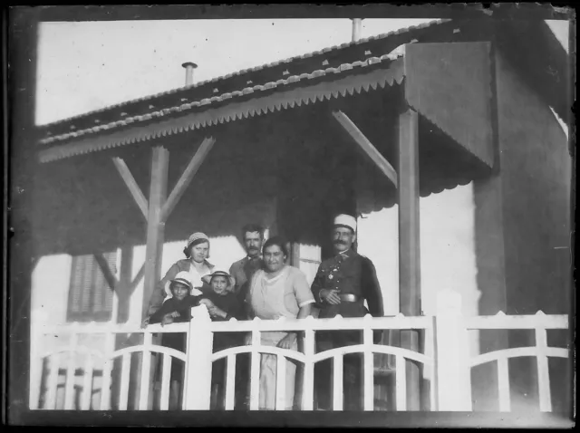 Plaque verre photo ancienne noir et blanc négatif 9x12 cm famille soldat glass