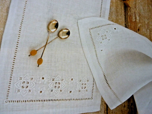 8529B] Hardanger Chart-Rand- & Eckmuster auf Tischsets aufgetragen