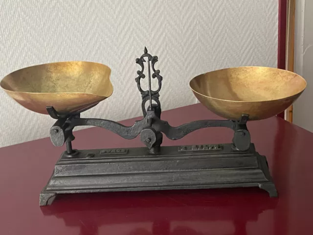 ANCIENNE PETITE BALANCE Roberval 2 kgs en fonte avec rares plateaux