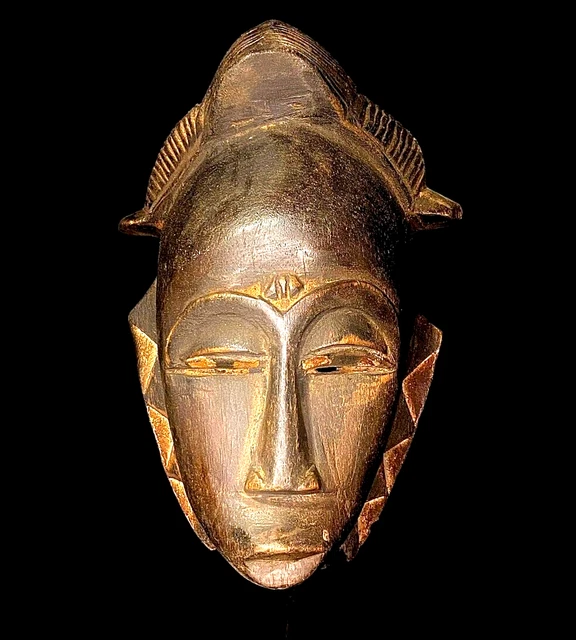 Maschera africana antica intagliata a mano in legno con decorazioni da...