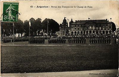 CPA Argentan - Revue des Troupes sur le Champ de Foire (259089)