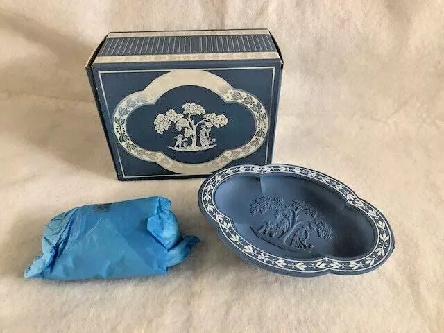 Vintage Avon Wedgewood Avonshire Blue Pedestal Soap Dish Unused