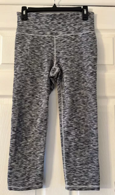 GapFit GFAST Size M High Waisted Blackout Capri Leggings Black/white