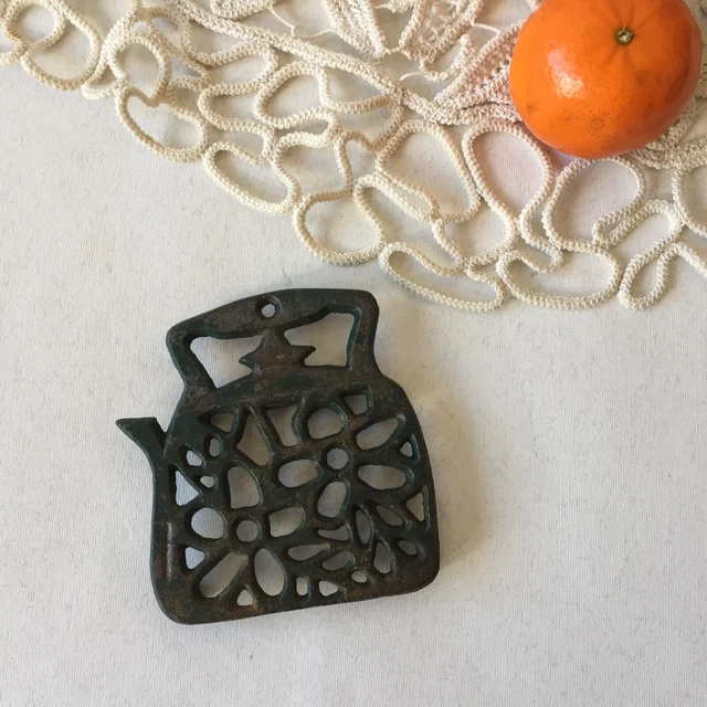 Vintage Green Cast Iron Metal Small Footed Teapot Shaped Trivet Wall Plaque