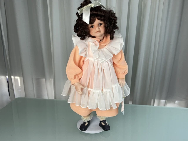 Poupée en porcelaine Sybille Sauer 60 cm. Excellent état