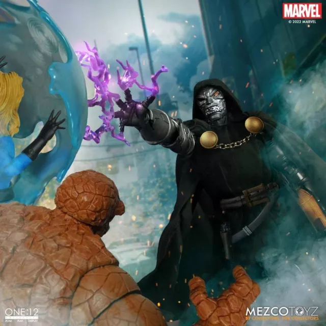 Mezco Marvel Universe Actionfigur 1/12 Doctor Doom 17 cm mit Stoff Kleidung