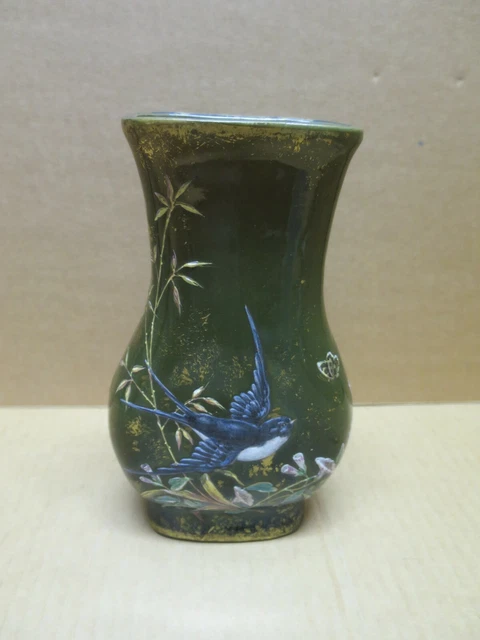 VASE EN CERAMIQUE à décor émaillé sur fond vert d'une hirondelle et de végétaux
