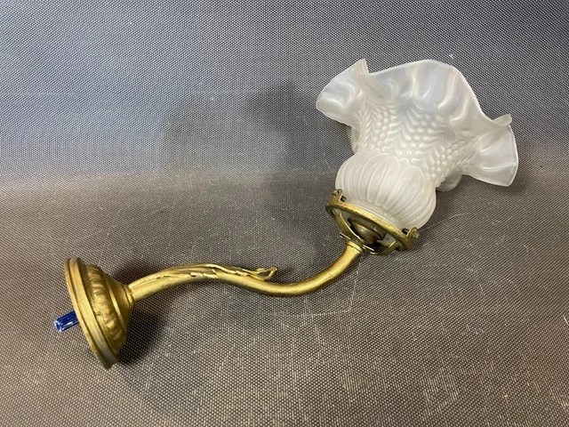 Ancienne applique murale en bronze lampe avec abat-jour tulipe en verre vintage