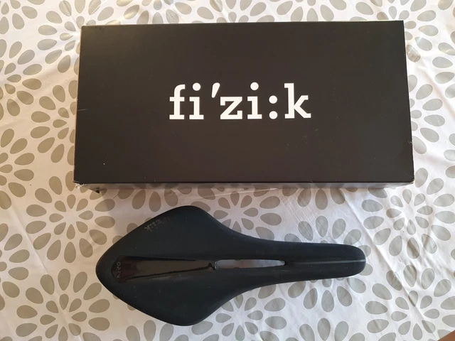 Fizik Arione R1 offener Sattel normale Größe