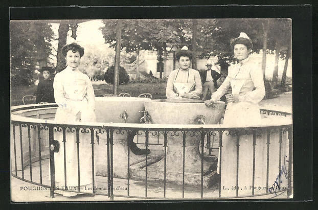 CPA Pougues-les-Eaux, les donneuses d´eau