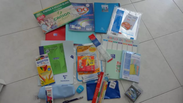 Lot de fournitures scolaires - 22 articles