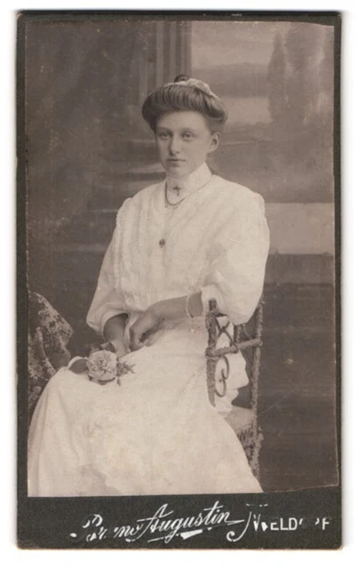 Fotografie Bruno Augustin, Meldorf, Portrait junge Dame in weißer Kleidung