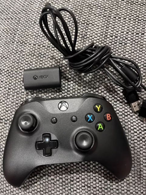 Official Xbox One Wireless Controller with Play & Charge Kit (Black / Microsoft)