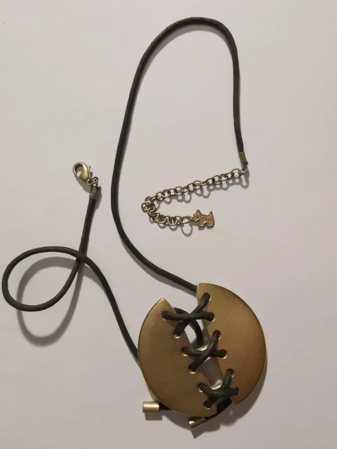 Clip rouge sur boucles d'oreilles - Canada