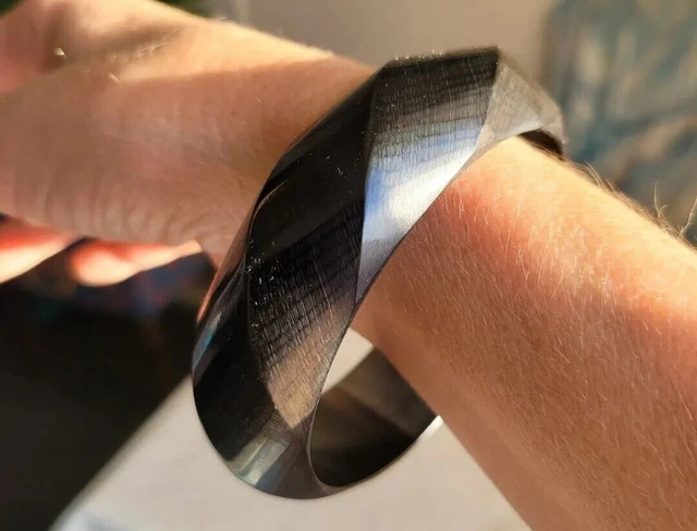 Von Simichrome getesteter PICS-Armreif aus schwarzem Bakelit, geschnitzt im...