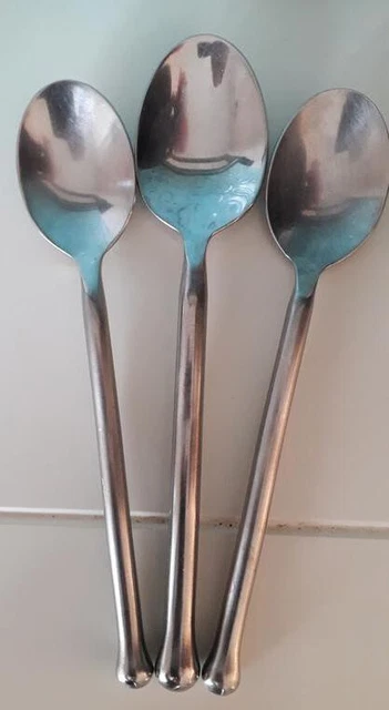 3 schöne grosse Löffel,  2  Suppenlöffel und 1 Vorlege - Löffel