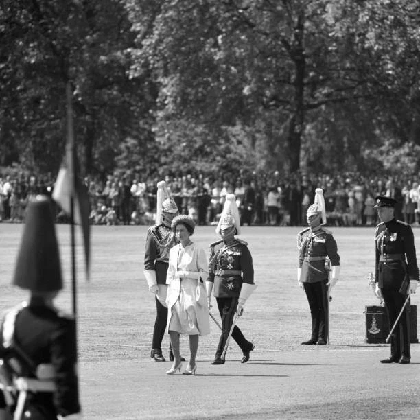 ROYALTY THE Queen Horse Guards Parade, London 1960s Old Photo 8.09
