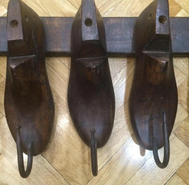 Shoe Trees Wall Rack. Perchero de pared hecho de hormas de zapato