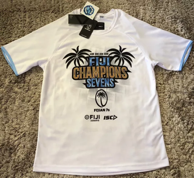 047 NWT Authentic Fiji 7s Sevens Champions Rugby 2019 Tee Shirt Jersey Mens S