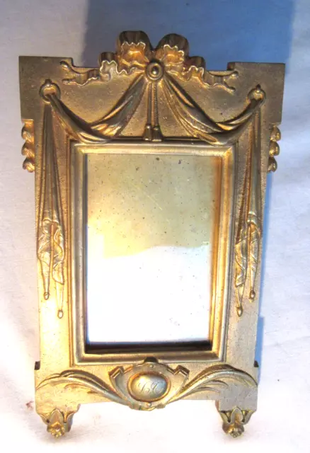 Cadre porte-photo en bronze doré style Louis XVI, monogramme LT, fronton drappé 2