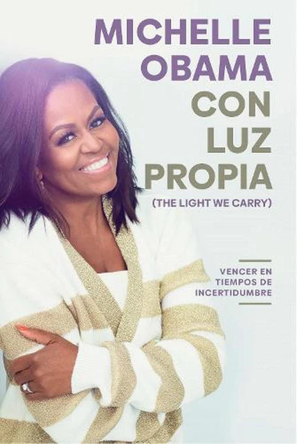 Con luz propia / The Light We Carry by Michelle Obama (Spanish) Paperback Book