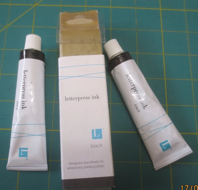 2 Nuevos Tubos Negros Estilo de Vida Artesanía Letra 30 ml Uno en Caja