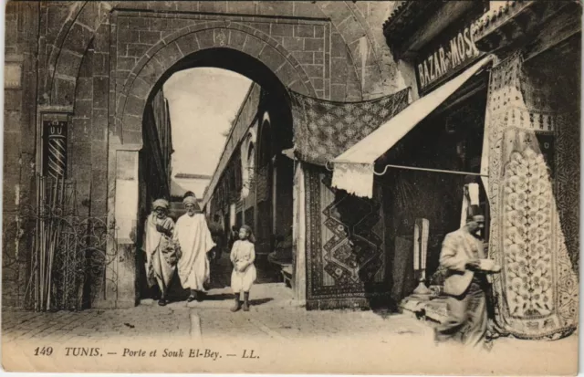 CPA AK TUNISIE TUNIS Porte et Souk El-Bey (32524)