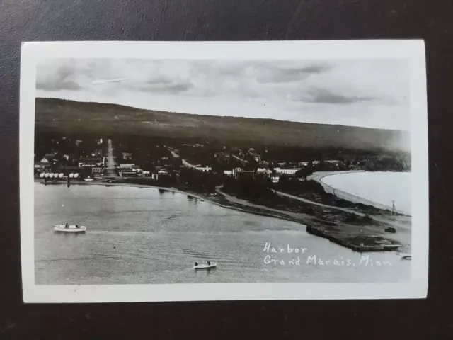 GRAND MARAIS, MN * AIRPLANE VIEW of HARBOR * UNPOSTED 1940s VINTAGE RPPC