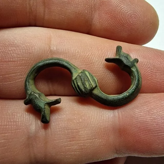 Antikes byzantinisches Bronzeartefakt mit Schlangenköpfen aus dem 10. und...