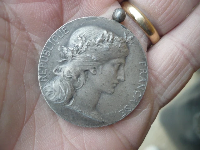 Médaille ancienne en nacre et sa chaine aux perles fines