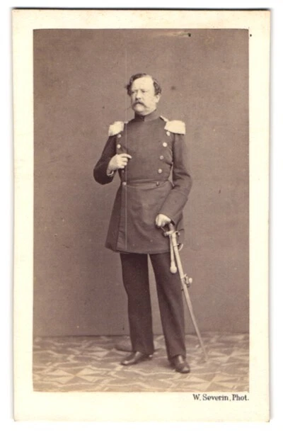 Fotografie W. Severin, Düsseldorf, älterer Offizier in Uniform mit Epauletten u