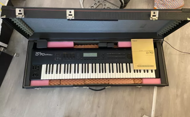 ROLAND D70 Synthétiseur, 76 Keys, vendu avec flight case, mode emploi original 2