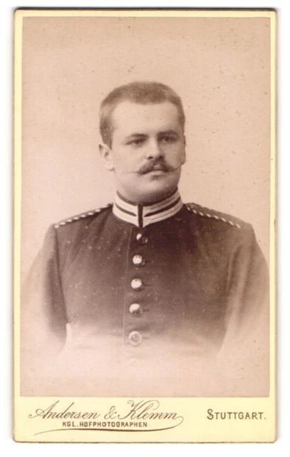 Fotografie Andersen & Klemm, Stuttgart, Portrait Soldat in Uniform mit Zwirbelb