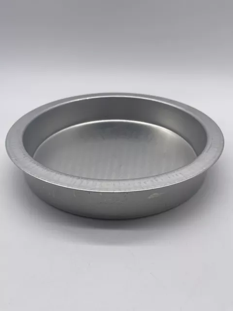 https://www.picclickimg.com/Fp0AAOSw00BlPDNl/REMA-Vintage-Aluminum-Insulated-Air-Bake-Round-Cake.webp